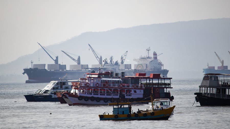 Bot pelabuhan menguruskan kapal yang berlabuh